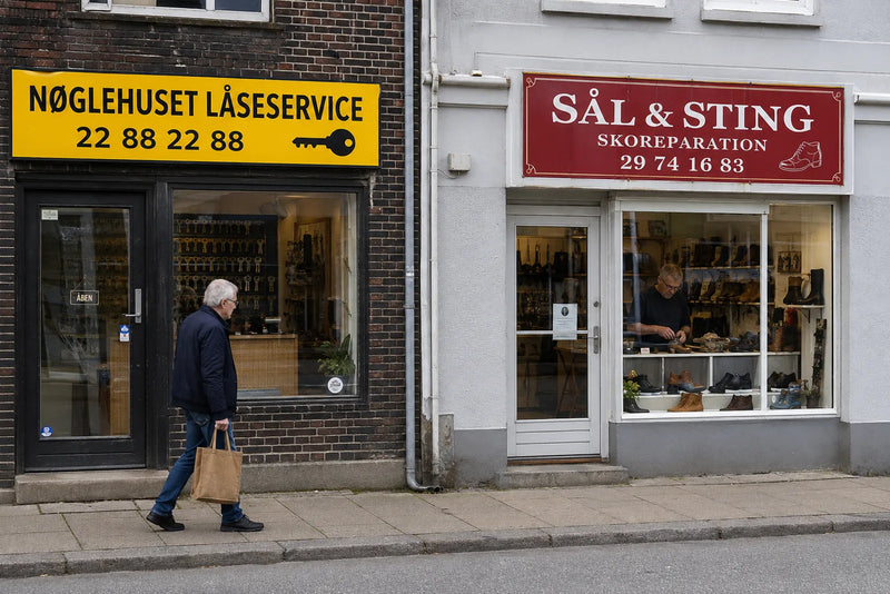 Låsesmed med nummeret 22 88 22 88 ved siden af en skomager