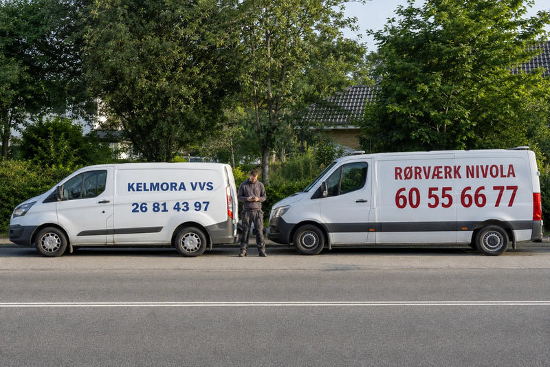 To VVS-varevogne, den ene med nummeret 60 55 66 77 på siden