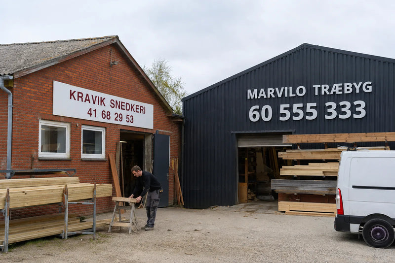Tømrerværksted med nummeret 60 555 333 på gavlen ved siden af et snedkeri